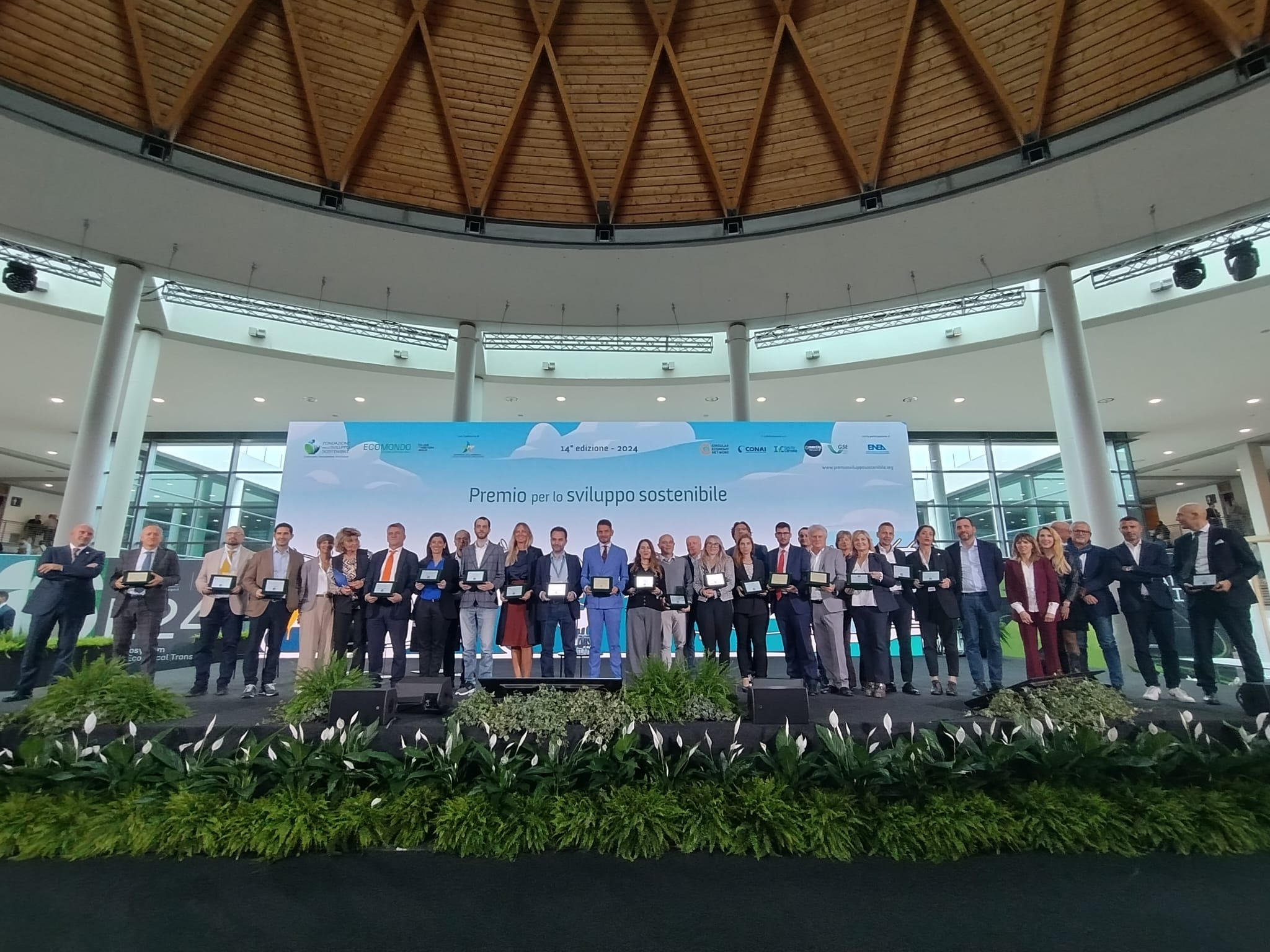 Una foto di gruppo dei vincitori del Premio per lo Sviluppo Sostenibile